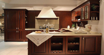 实木厨房橱柜门怎么选择？实木橱柜怎么保养？