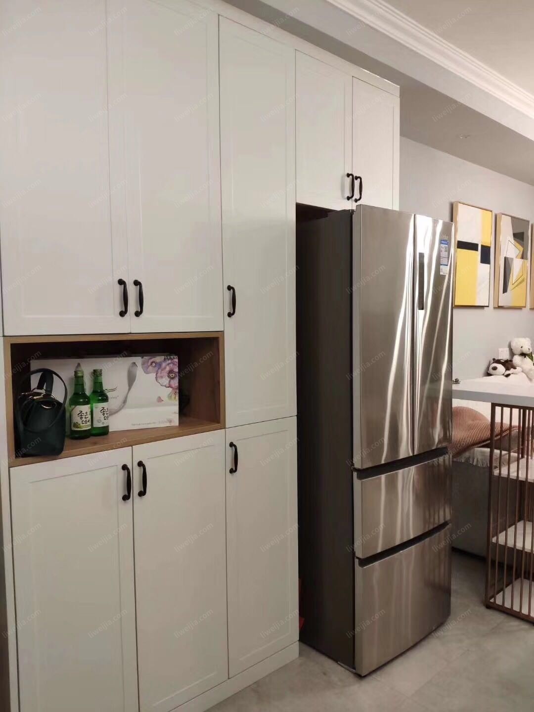 为了增加收纳功能，在客厅和厨房之间定制了一个展示柜，不但增加收纳的空间，而且看起来干净整洁。